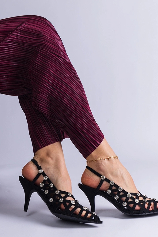 Melnas pītas sandales ar akmeņiem...