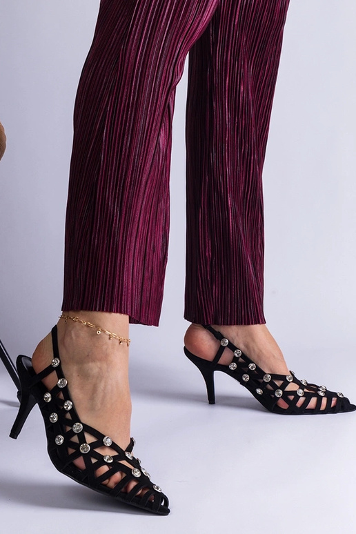 Melnas pītas sandales ar akmeņiem...