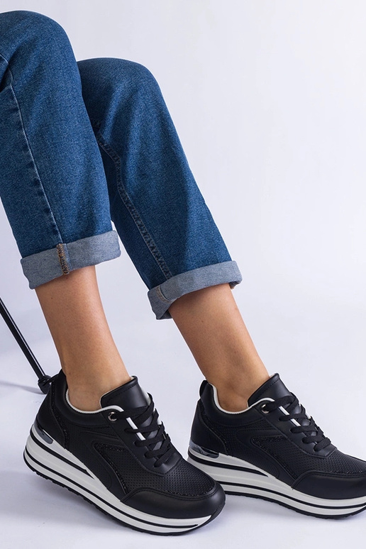 Melnas platformas kedas rotātas ar...