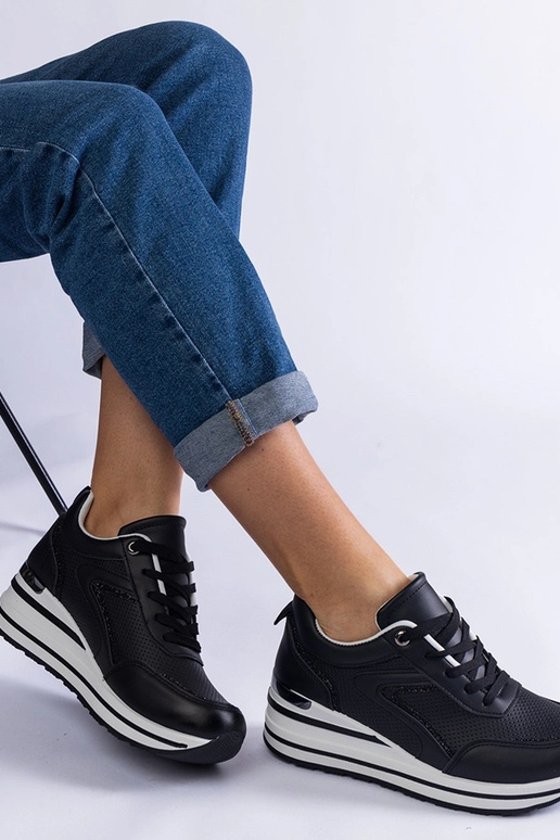 Melnas platformas kedas rotātas ar...