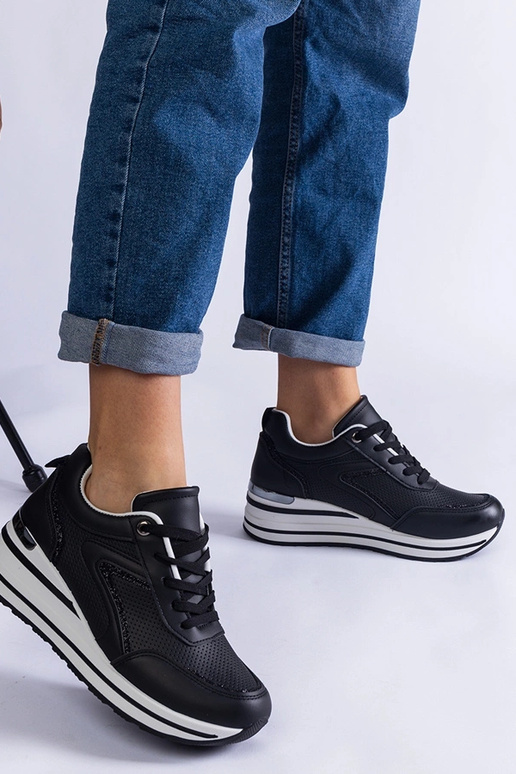 Melnas platformas kedas rotātas ar...