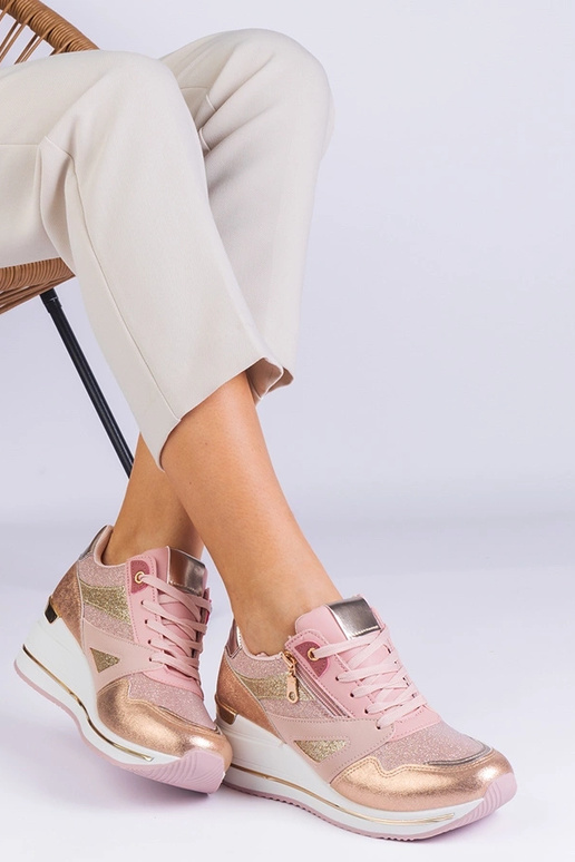 Rozā platformas sporta kedas rotātas...