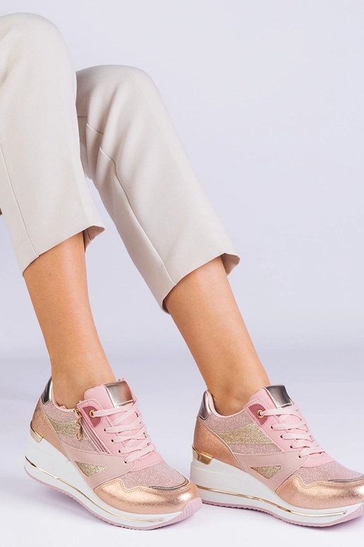 Rozā platformas sporta kedas rotātas...