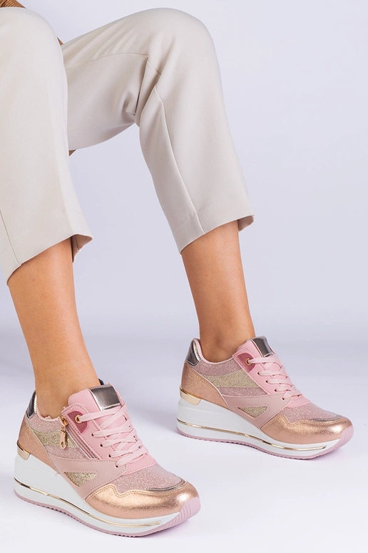 Rozā platformas sporta kedas rotātas...