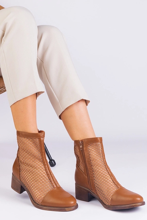 Brūni sietveida puszābaki ar bloka...