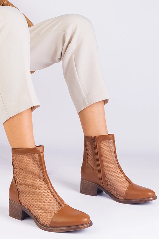 Brūni sietveida puszābaki ar bloka...