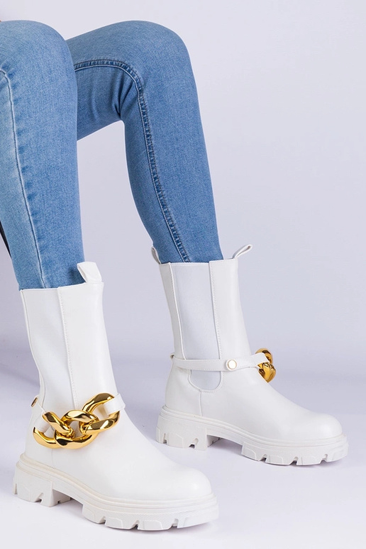 Balti puszābaki, kas dekorēti ar...