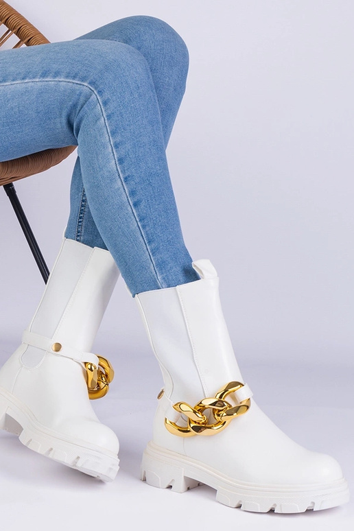 Balti puszābaki, kas dekorēti ar...