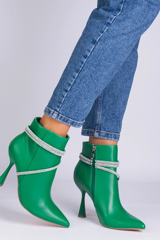 Zaļi augstpapēžu puszābaki, kas...