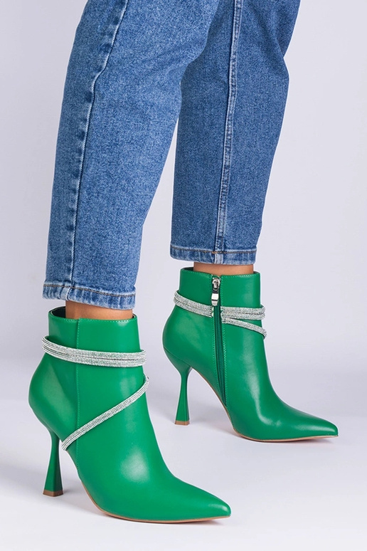 Zaļi augstpapēžu puszābaki, kas...