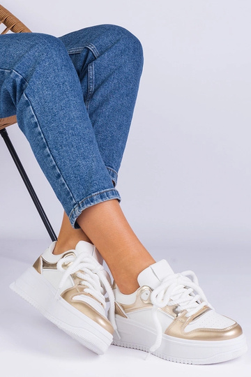 Ivalda baltā un zelta...