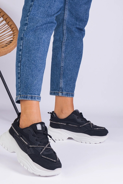 Melnas sieviešu kedas dekorētas ar...