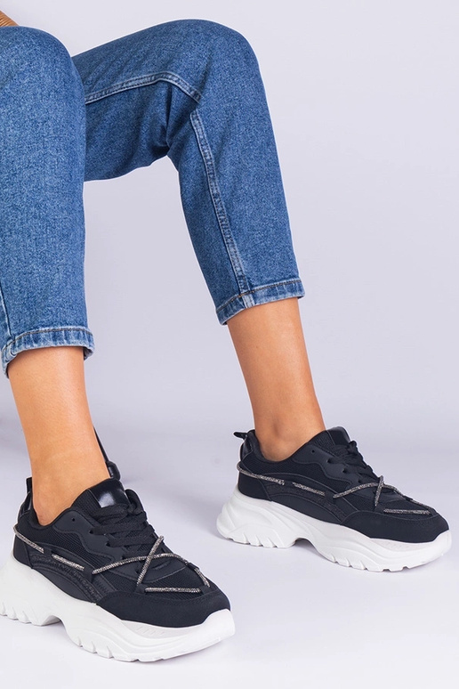 Melnas sieviešu kedas dekorētas ar...