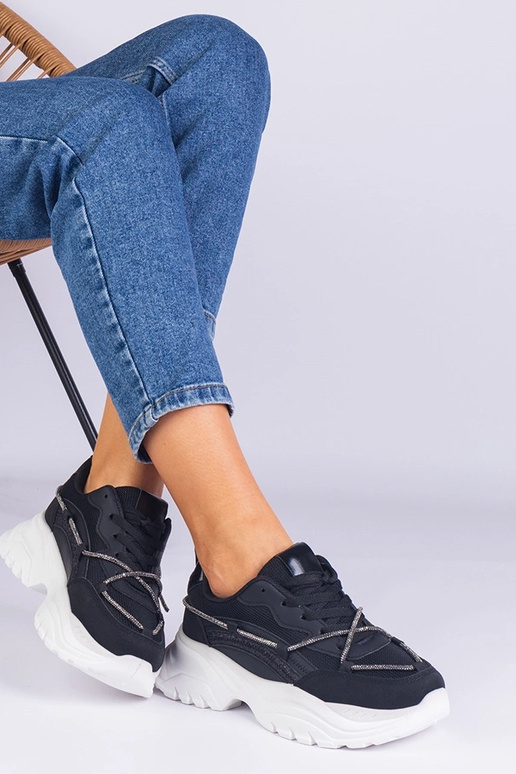 Melnas sieviešu kedas dekorētas ar...