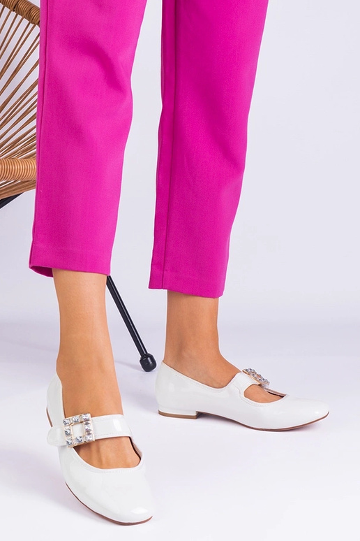 Balti lakādas baleta dzīvokļi, kas...