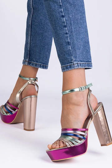 Daudzkrāsainas kuplas...