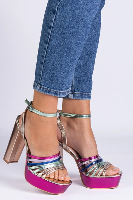 Daudzkrāsainas kuplas Veransa bloka...