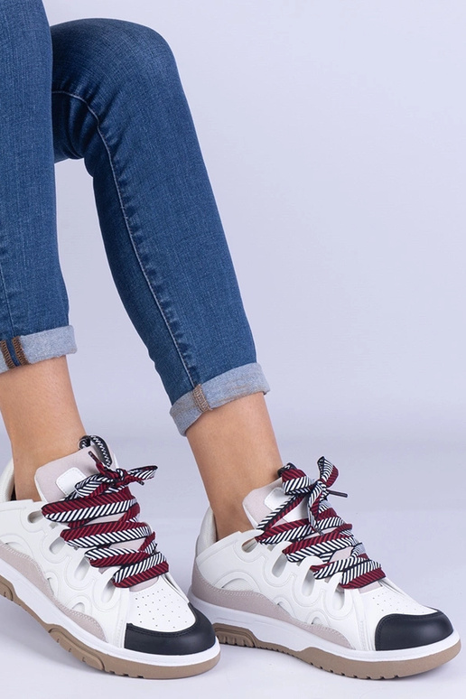 Baltas sieviešu kedas ar dekoratīvām...