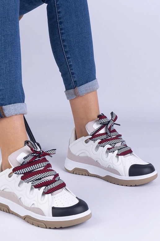 Baltas sieviešu kedas ar dekoratīvām...