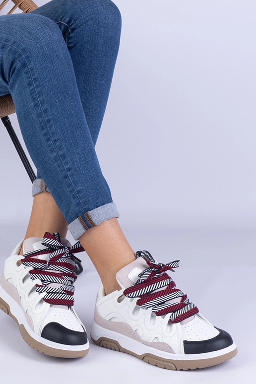 Baltas sieviešu kedas ar dekoratīvām...