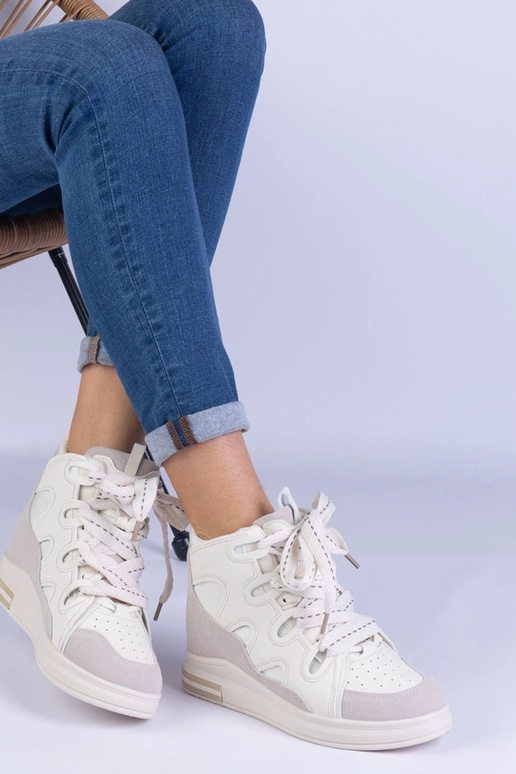 Baltas sieviešu kedas ar biezām...