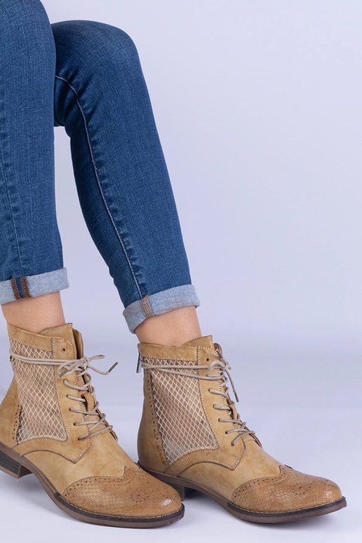 Dzelteni ažūra plakanie puszābaki Reeves