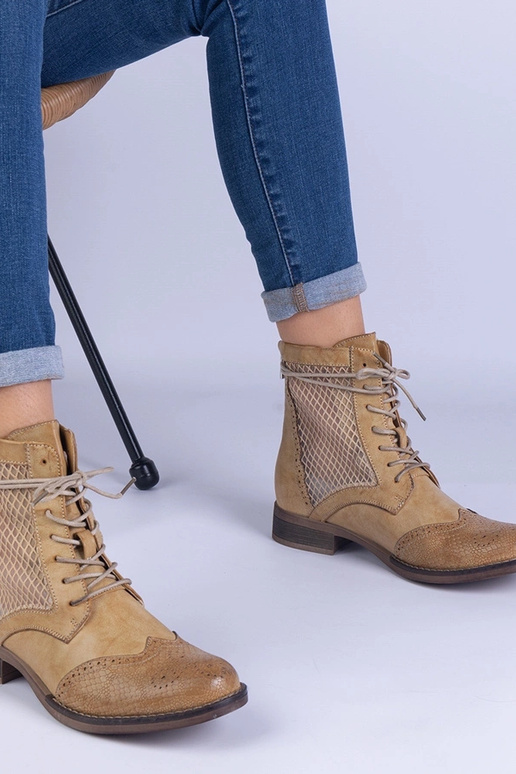 Dzelteni ažūra plakanie puszābaki Reeves