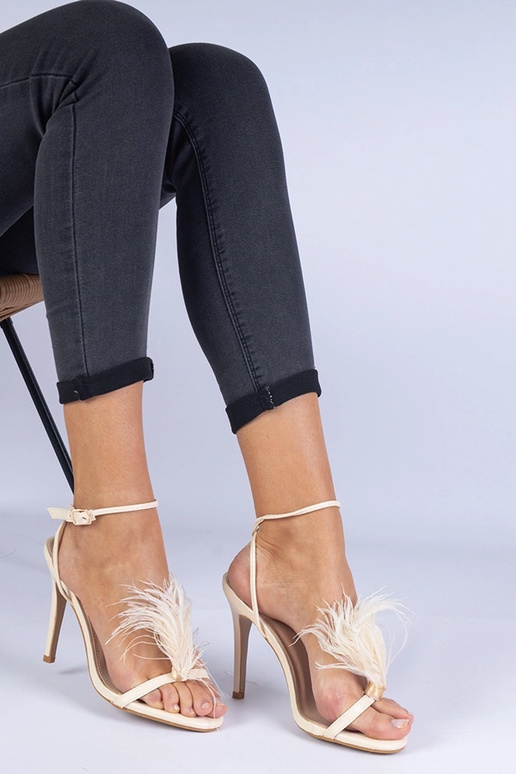 Bēšas augstpapēžu sandales ar spalvām...