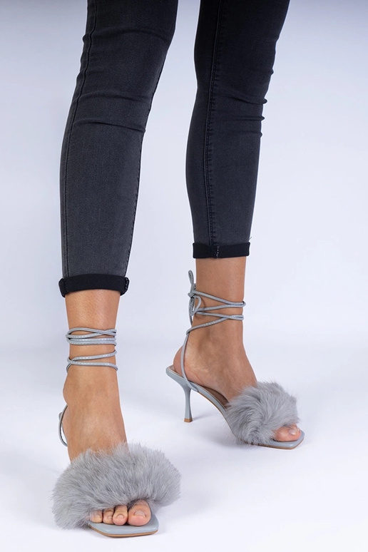 Pelēkas augstpapēžu sandales ar...