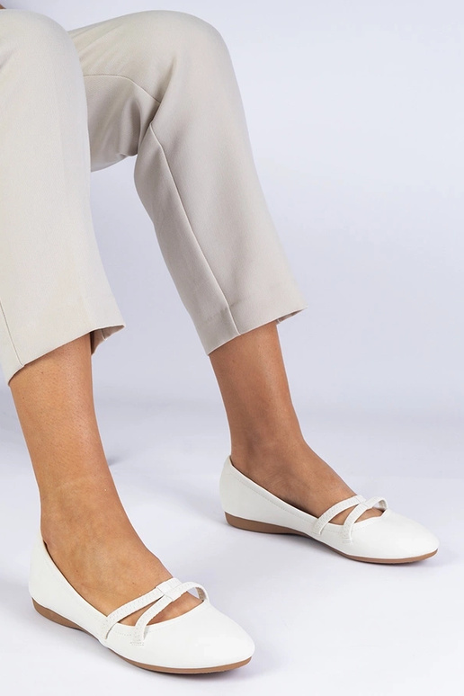 Baltas sieviešu balerīnas no matētas... Baltas sieviešu balerīnas no matētas...