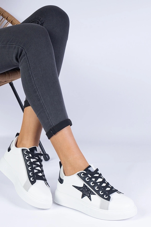 Baltas kedas ar mirdzošu zvaigzni... Baltas kedas ar mirdzošu zvaigzni...