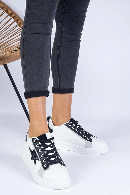 Baltas kedas ar mirdzošu zvaigzni... Baltas kedas ar mirdzošu zvaigzni...