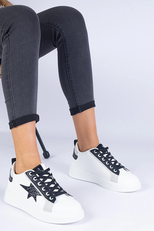 Baltas kedas ar mirdzošu zvaigzni... Baltas kedas ar mirdzošu zvaigzni...