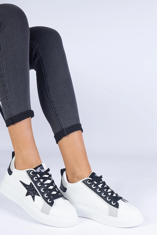 Baltas kedas ar mirdzošu zvaigzni... Baltas kedas ar mirdzošu zvaigzni...