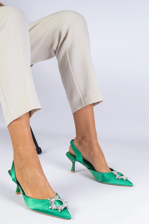 Zaļas satīna pumpas ar atvērtu papēdi...