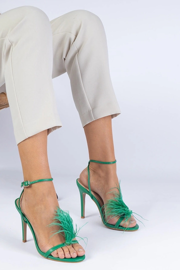 Zaļas stiletto sandales ar spalvām Arisat