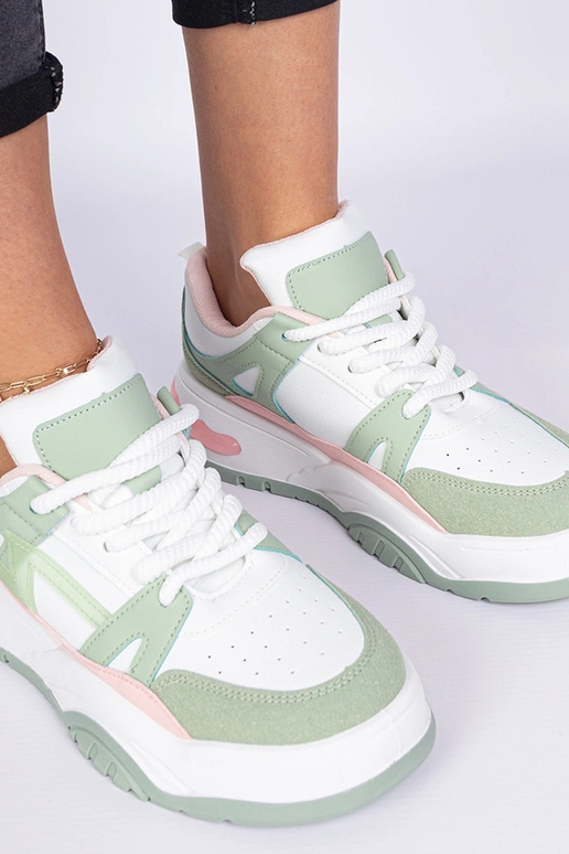 Zaļie sporta apavi ar biezajām auklām... Zaļie sporta apavi ar biezajām auklām...