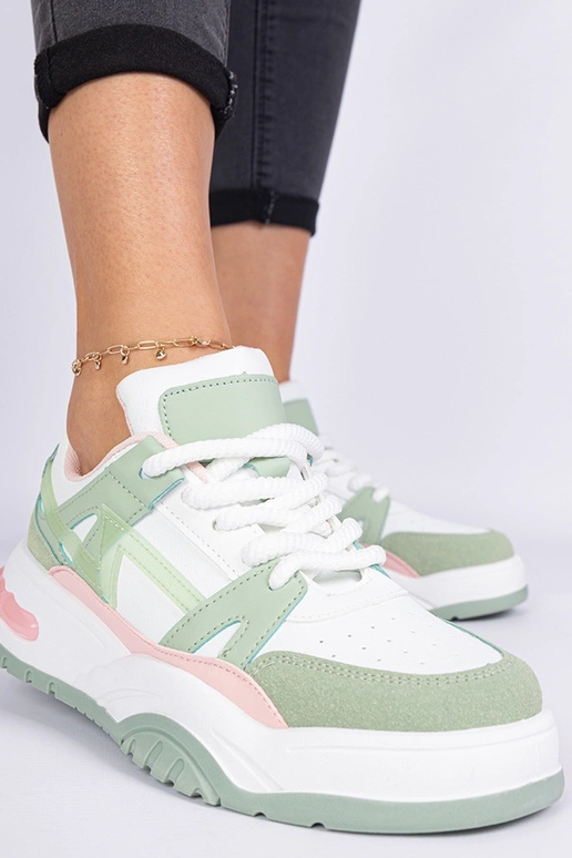 Zaļie sporta apavi ar biezajām auklām... Zaļie sporta apavi ar biezajām auklām...