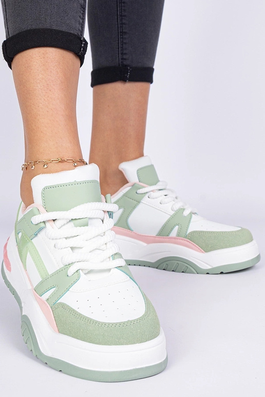 Zaļie sporta apavi ar biezajām auklām... Zaļie sporta apavi ar biezajām auklām...