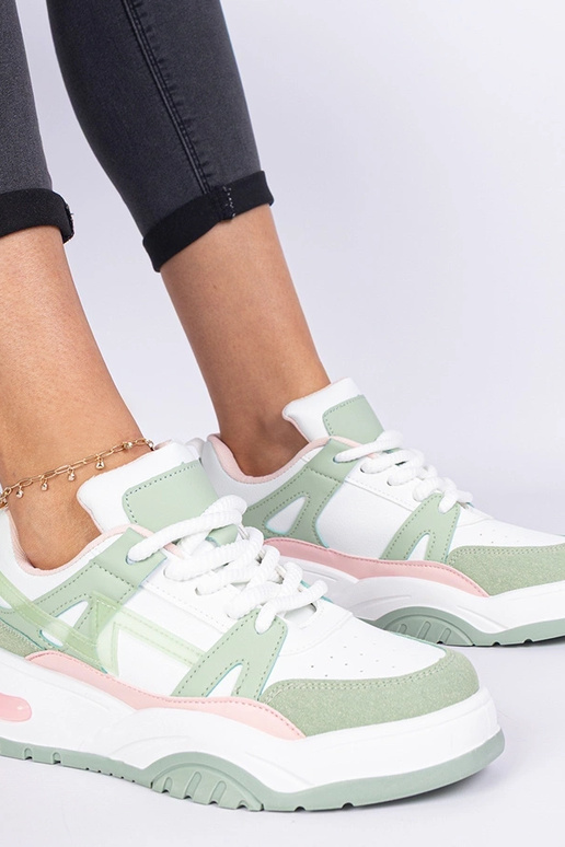 Zaļie sporta apavi ar biezajām auklām... Zaļie sporta apavi ar biezajām auklām...