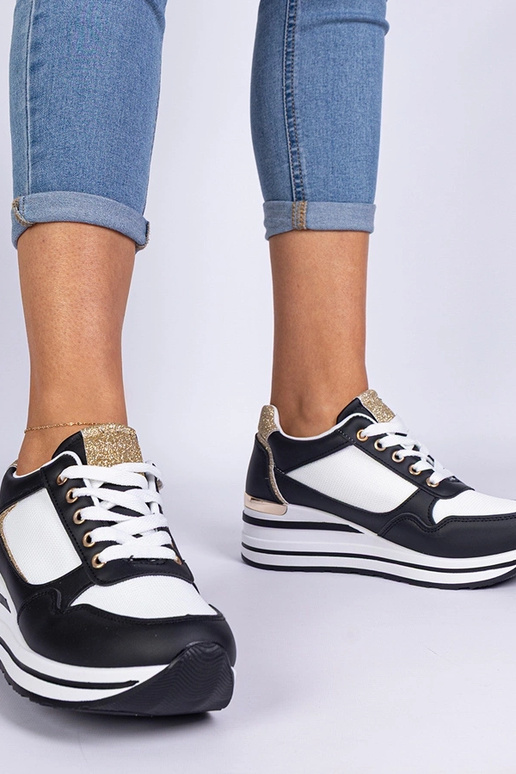 Melnā sporta apavi ar mirdzošu un... Melnā sporta apavi ar mirdzošu un...