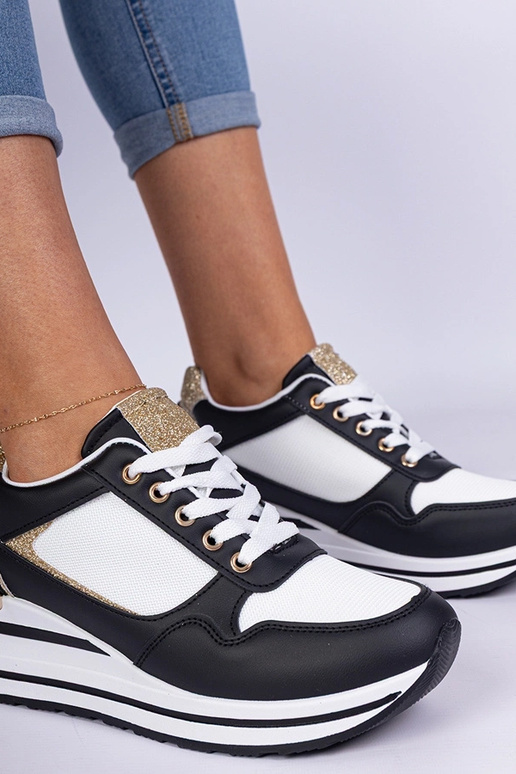 Melnā sporta apavi ar mirdzošu un... Melnā sporta apavi ar mirdzošu un...