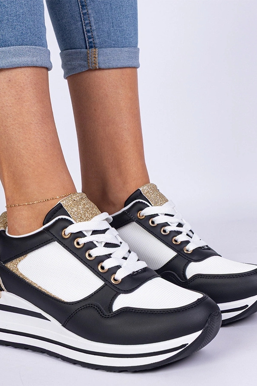 Melnā sporta apavi ar mirdzošu un... Melnā sporta apavi ar mirdzošu un...