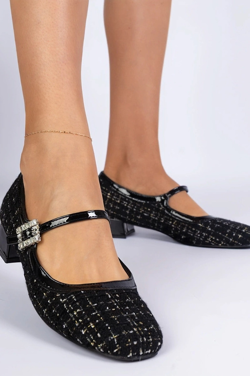 Melnas kurpes ar auduma apdari un... Melnas kurpes ar auduma apdari un...