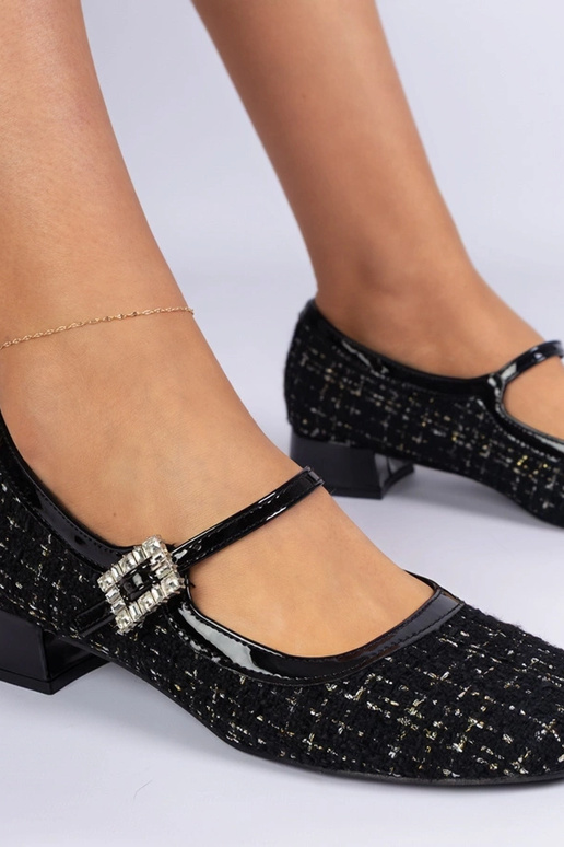 Melnas kurpes ar auduma apdari un... Melnas kurpes ar auduma apdari un...