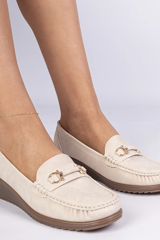 Kremveida sieviešu mokasīni uz... Kremveida sieviešu mokasīni uz...