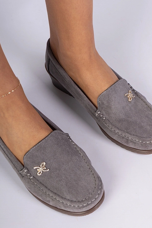 Gaiši pelēki sieviešu mokasīni uz...