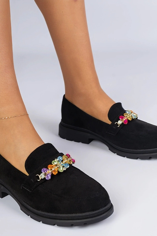 Melni mokasīni sievietēm ar akmeņiem...