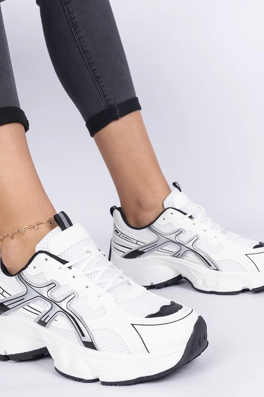 Melni sieviešu sneakers ar masīvu zoli Melni sieviešu sneakers ar masīvu zoli