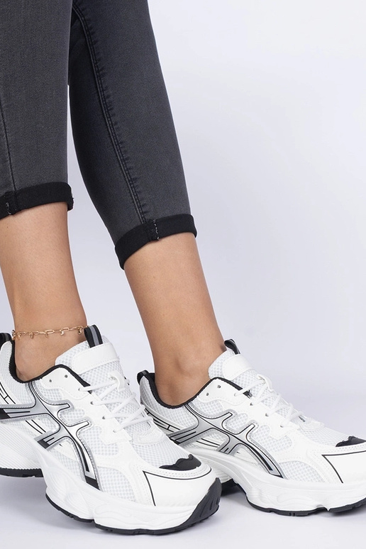 Melni sieviešu sneakers ar masīvu zoli Melni sieviešu sneakers ar masīvu zoli